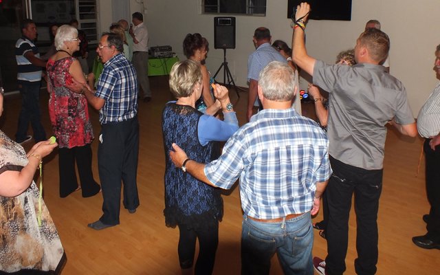 ‘n Vreugdevolle oomblik van voorspoed-toewensinge om 24:00 op Oujaarsaand in die Birkenhead Boothengelklub se saal.